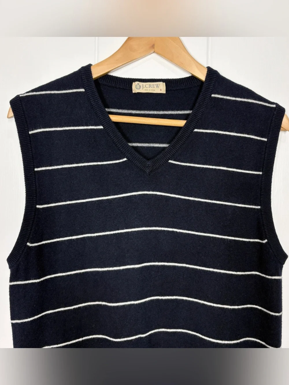 J. Crew Men’s V-Knit Sleeveless Striped Vest Size Small Navy Blue White